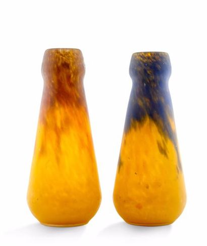 null MULLER FRERES

Suite de deux vases

en verre marmoréens orange nuancé jaune

et...