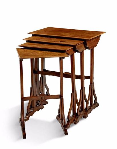 null EMILE GALLÉ (1846-1904)

Suite de 4 tables gigognes

en hêtre à plateau marqueté...