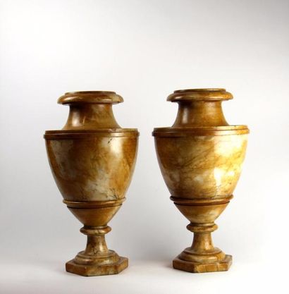 null Paire de vases en marbre teinté 

Travail début XXème siècle 

H : 38cm 