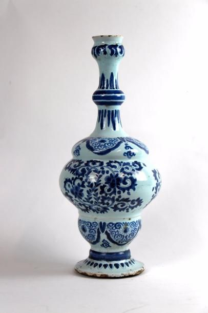 null Delft

Vase de forme balustre en faience à décor en bleu floral

XVIII7me siècle

H:...