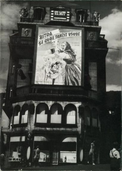 JAN LUKAS «Le Cinema»
Tirage argentique d'époque (Circa 1950) signé au dos par l'artiste....