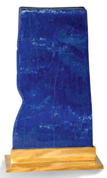 null Lapis Lazuli présentée sur son socle de bronze arborant le bleu klein recherché....