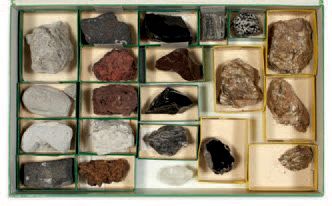 null Collection de quatre coffrets de minéraux et fossiles divers