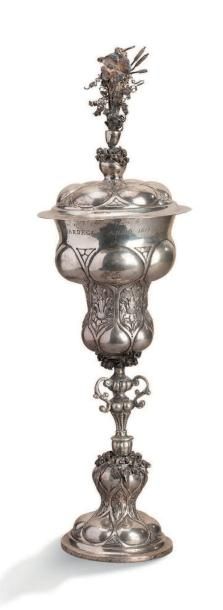 null COUPE COUVERTE EN ARGENT dans le style du XVIIe siècle, à décor de cupules,...