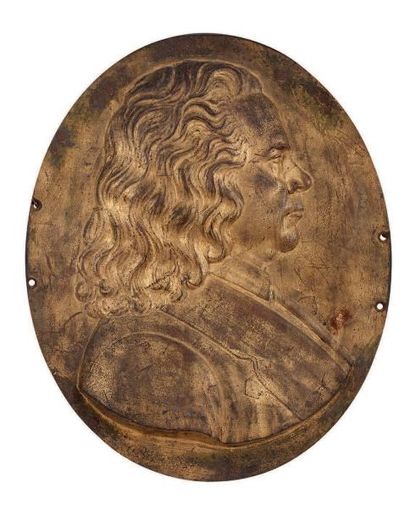 null MÉDAILLON EN BRONZE DORÉ Profil d'homme en léger relief
Début du XVIIIe siècle
H:...
