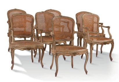 null ENSEMBLE de sept fauteuils en bois mouluré sculpté laqué gris et rechampis vert...
