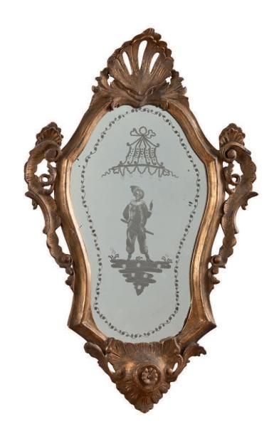 null PAIRE DE MIROIRS de forme mouvementée en bois sculpté et doré à motifs de coquilles...