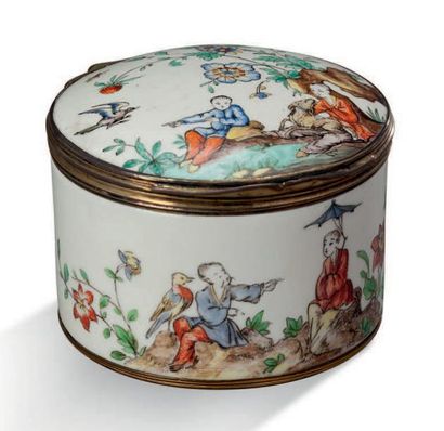 CHANTILLY Elégante boite ronde en porcelaine tendre polychrome à décor dans le style...