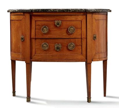 null COMMODE de forme demi-lune en bois naturel, elle ouvre par deux tiroirs en façade...