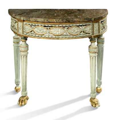 null CONSOLE de forme demi-lune en bois laqué gris et or.
Ceinture ajourée ornée...