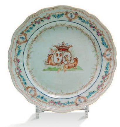 COMPAGNIE DES INDES, XVIIIe siècle Deux assiettes armoriées en porcelaine polychrome,...