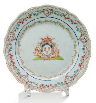 COMPAGNIE DES INDES, XVIIIe siècle Deux assiettes armoriées en porcelaine polychrome,...