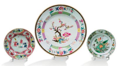 null GRAND PLAT en porcelaine décoré aux émaux de la famille rose de fleurs de prunus.
Chine,...