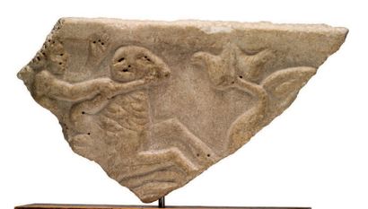 null FRAGMENT DE SARCOPHAGE (?) représentant un Eros tenant les rennes d'un caprin...