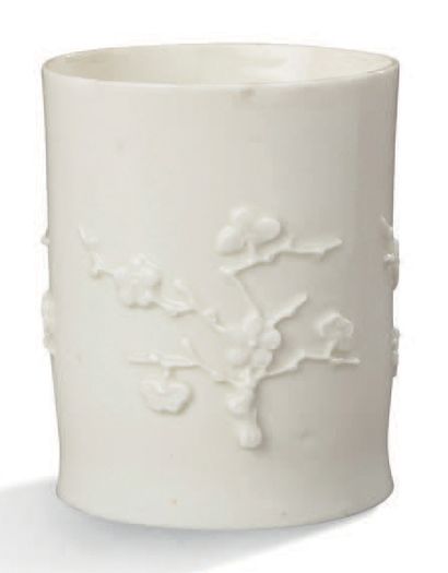 SAINT-CLOUD Pot à pommade en porcelaine blanche à décor de fleur de pruniers.
XIXe...