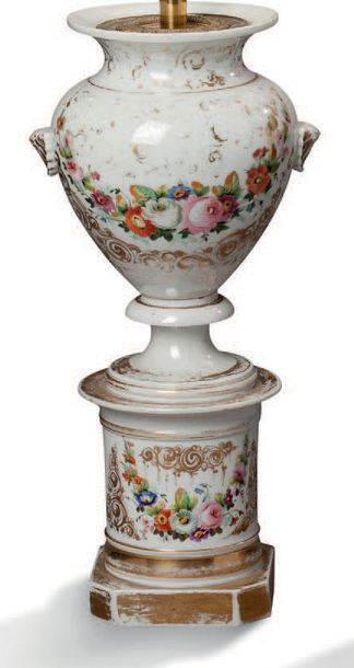 null PAIRE DE VASES en porcelaine de Paris à décor polychrome de fleurs.
XIXe siècle
H...