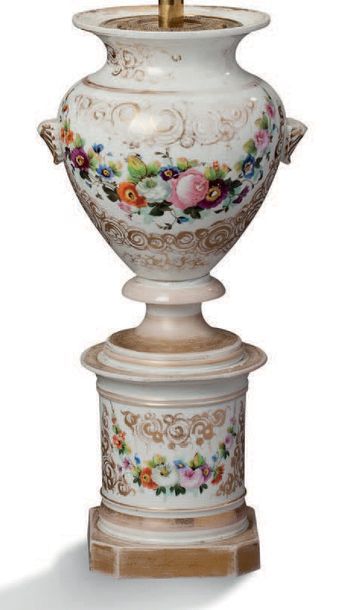 null PAIRE DE VASES en porcelaine de Paris à décor polychrome de fleurs.
XIXe siècle
H...