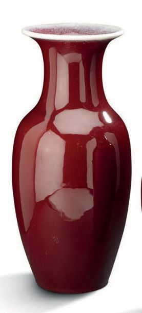POL CHAMBOST (1906-1983) Paire de hauts vases balustres en faïence émaillée rouge...