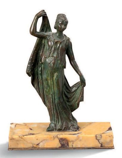 EDOUARD DROUOT (1859-1945) Femme drapée à l'antique
Bronze à patine brune.
Socle...