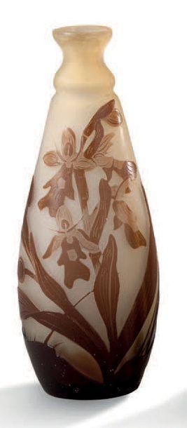 ÉTABLISSEMENT GALLÉ Trois petits vases en verre multicouche à décor de chardon, iris...