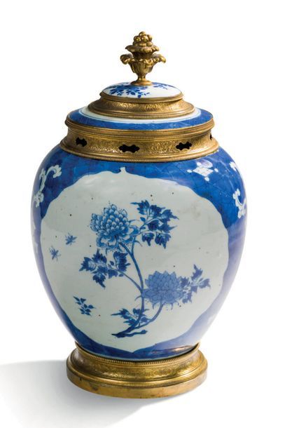 null IMPORTANT VASE BRÛLE-PARFUM en porcelaine de Chine, époque Kang-hi, à décor...