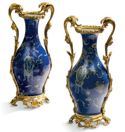 null PAIRE DE VASES BALUSTRE en porcelaine à fond bleu à décor d'échantillons, Époque...