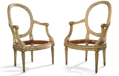 null PAIRE DE FAUTEUILS À DOSSIER MÉDAILLON en bois mouluré sculpté et rechampi crème.
Ceinture...