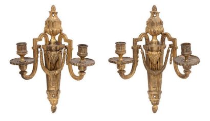 null PAIRE D'APPLIQUES en bronze ciselé et doré à deux bras de lumière réunis par...