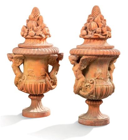 null PAIRE DE GRANDS VASES de forme Médicis couverts en terre cuite.
Les vases à...