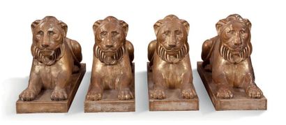 null SUITE DE QUATRE LIONS COUCHÉS en bois sculpté et doré.
Ils reposent sur des...