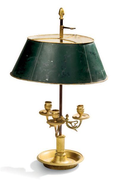 null LAMPE BOUILLOTTE en bronze ciselé et doré, le fût à cannelures soutient une...