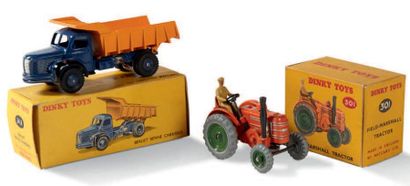 DINKY TOYS Lot de 2 utilitaires dans leur boîte d'origine:
- Tracteur Field Marshall,...
