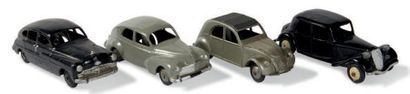 DINKY TOYS Lot de 4 petites voitures en état d'usage:
- Citroën Traction 11BL, ref.24N
-...