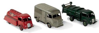 DINKY TOYS Lot de 3 utilitaires miniatures en état d'usage:
- Camion Ford Citerne...