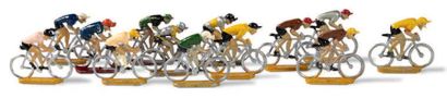 ALUDO Lot d'environ 70 cyclistes miniatures en aluminium peint
Circa 1950
Bon état...