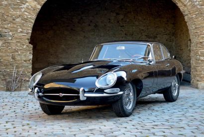 1964 - JAGUAR TYPE E 3.8 Depuis la fin de la guerre, Jaguar incarne le Grand-Tourisme...