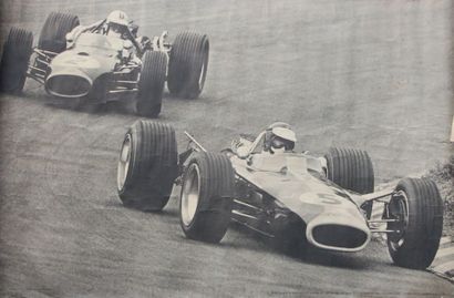 null JIM CLARK
Poster representant le pilote en course au volant sa Lotus Ford
Edit....