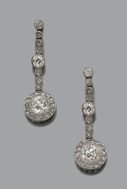 null Paire de pendants d'oreilles en or gris 18 K (750) sertis d'une ligne de diamants...