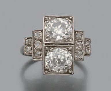 null Bague en platine (950) sertie de deux diamants de taille ancienne épaulés de...
