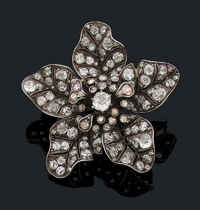 null Broche "fleur" en or rose et gris 18K (750) sertie de diamants de taille brillant...
