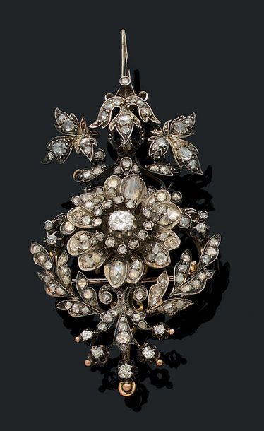 null Broche "fleur" en argent (<800), or jaune 18K (750) et 9K (375) sertie de diamants...