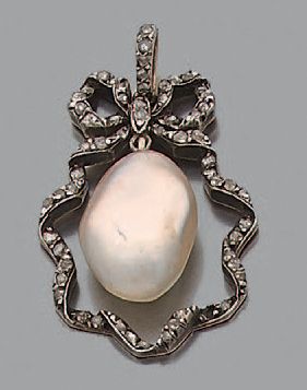 null Pendentif en argent (<800) et or jaune 18K (750) orné d'une perle baroque supposée...