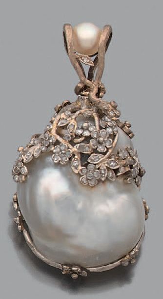 null Important pendentif en or gris 18k (750) orné d'une soufflure de perle naturelle...