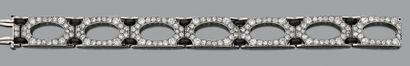 null Bracelet en platine (950) composé de maillons rectangulaires ajourés d'un ovale...