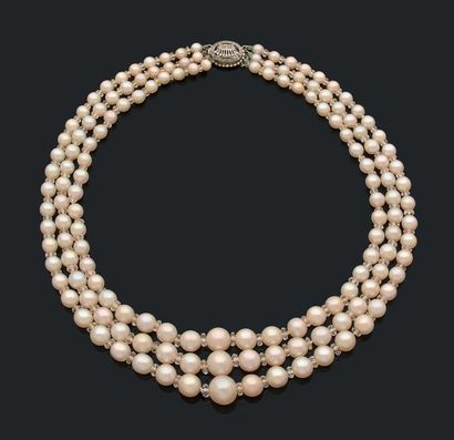 null Collier composé de trois rangs de 46, 50 et 53 perles comprenant 69 perles fines...