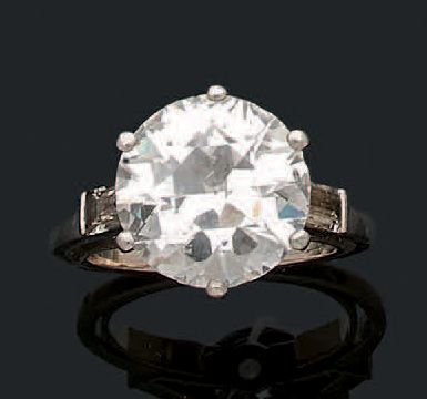 null Bague en platine (950) sertie d'un diamant demi taille épaulé de deux diamants...