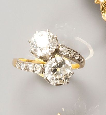 null Bague "toi et moi" en or jaune et gris 18k (750) sertie de deux diamants de...