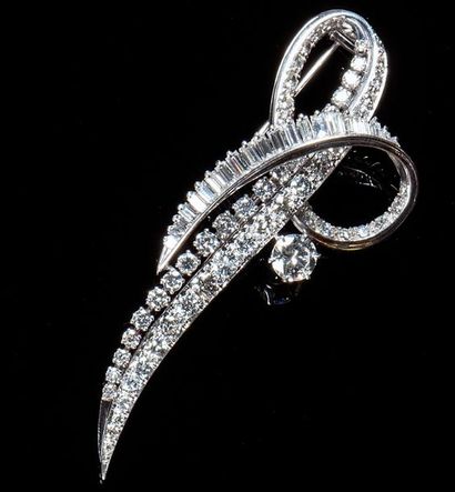 null Clip en or gris 18k (750) formant une volute sertie de lignes de diamants de...