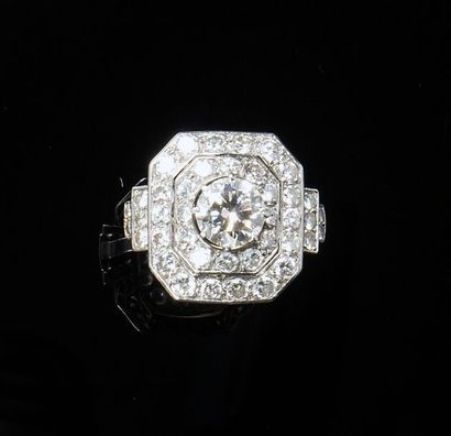 null Importante bague en platine (950) sertie d'un diamant central demi taille dansun...
