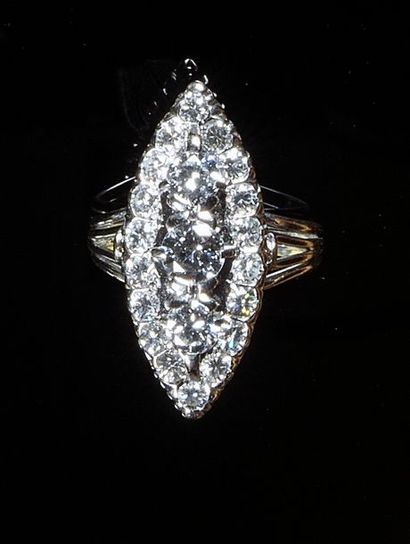 null Bague marquise en or gris 18k (750) sertie de 3 diamants plus importants dans...